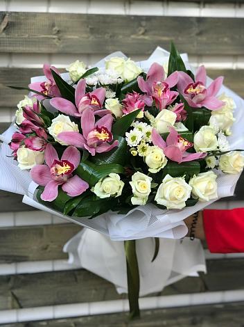 Букет цветов из: Розы и Хризантемы в Усть-Лабинске