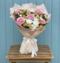 Букет цветов из:  Гвоздики, Орхидеи и Розы в Усть-Лабинске