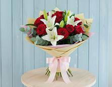 Букет цветов из:  Лилии и Розы в Усть-Лабинске