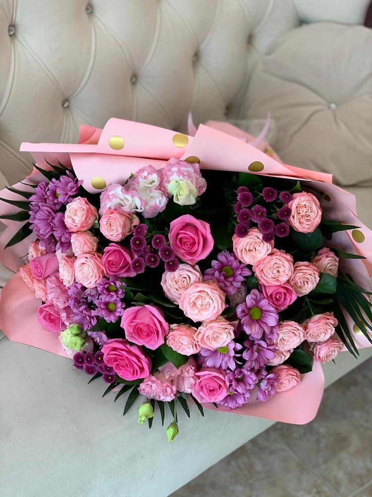 Букет цветов из: Хризантемы, Розы и Лизиантусы в Усть-Лабинске