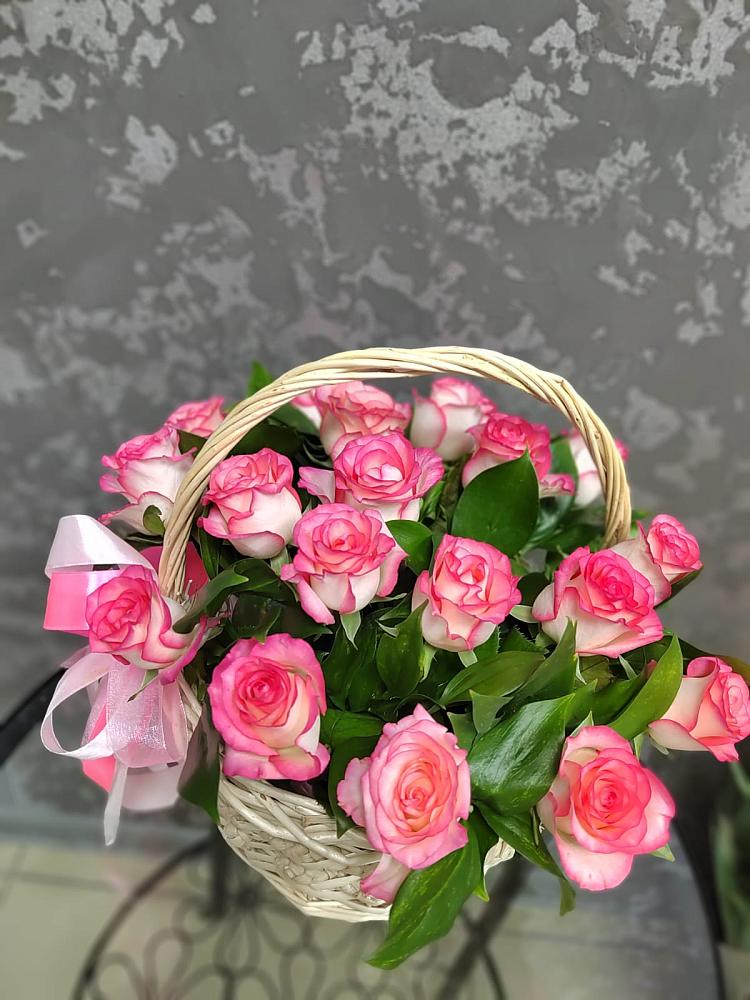 Цветочная композиция из Розы в корзине в Усть-Лабинске