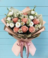 Букет цветов из:  Розы, Альстромерии и Лизиантусы в Усть-Лабинске