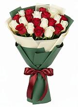 Букет Микс из красных и белых роз в Усть-Лабинске