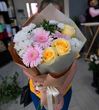 Букет цветов из:  Герберы, Розы и Хризантемы в Усть-Лабинске