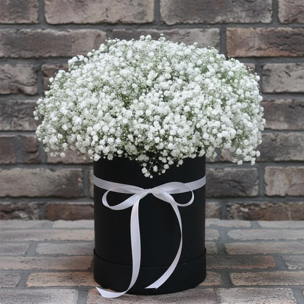 Цветочная композиция из Гипсофила в шляпной коробке в Усть-Лабинске