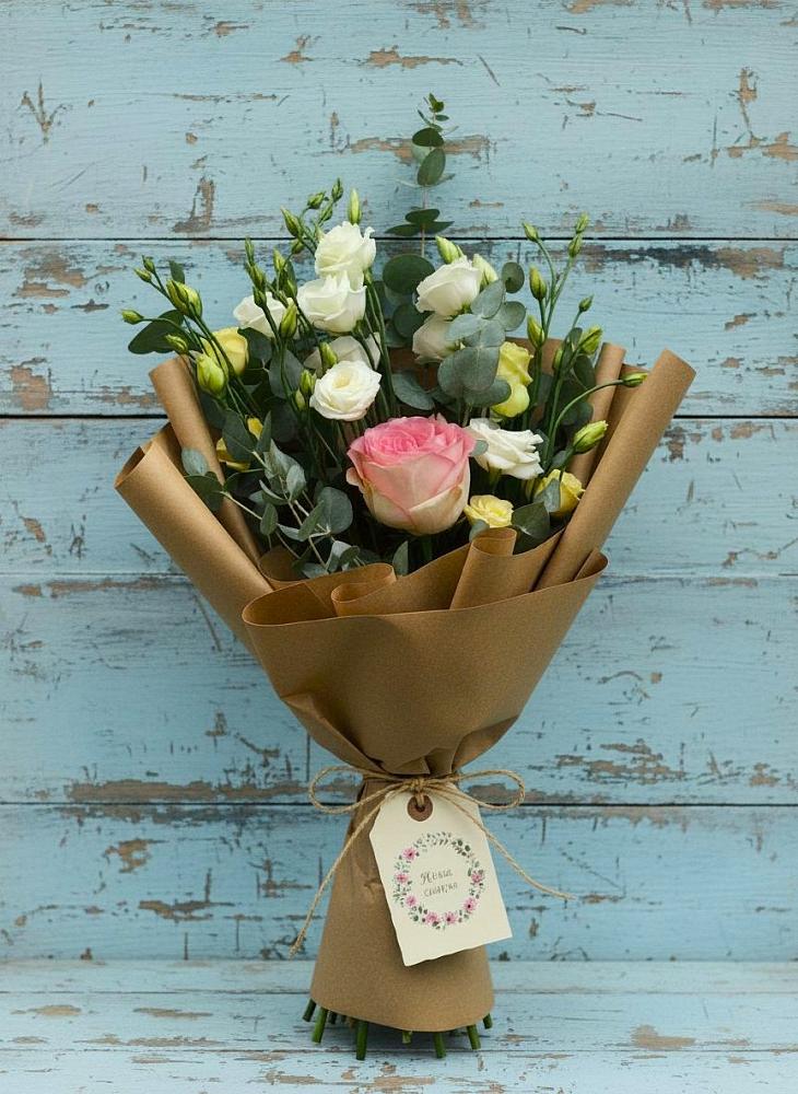 Букет цветов из: Розы и Лизиантусы в Усть-Лабинске