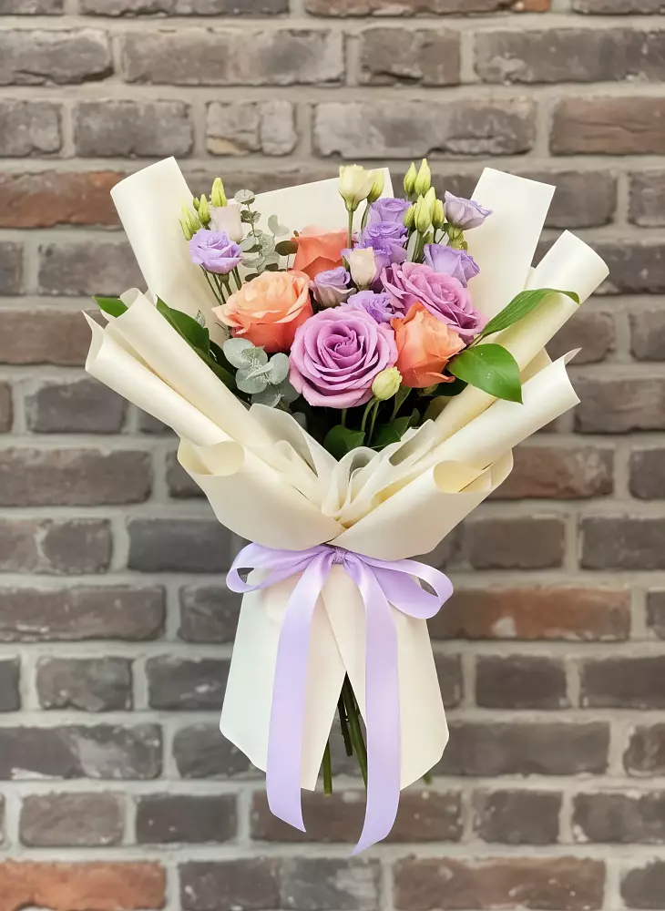 Букет цветов из: Лизиантусы и Розы в Усть-Лабинске