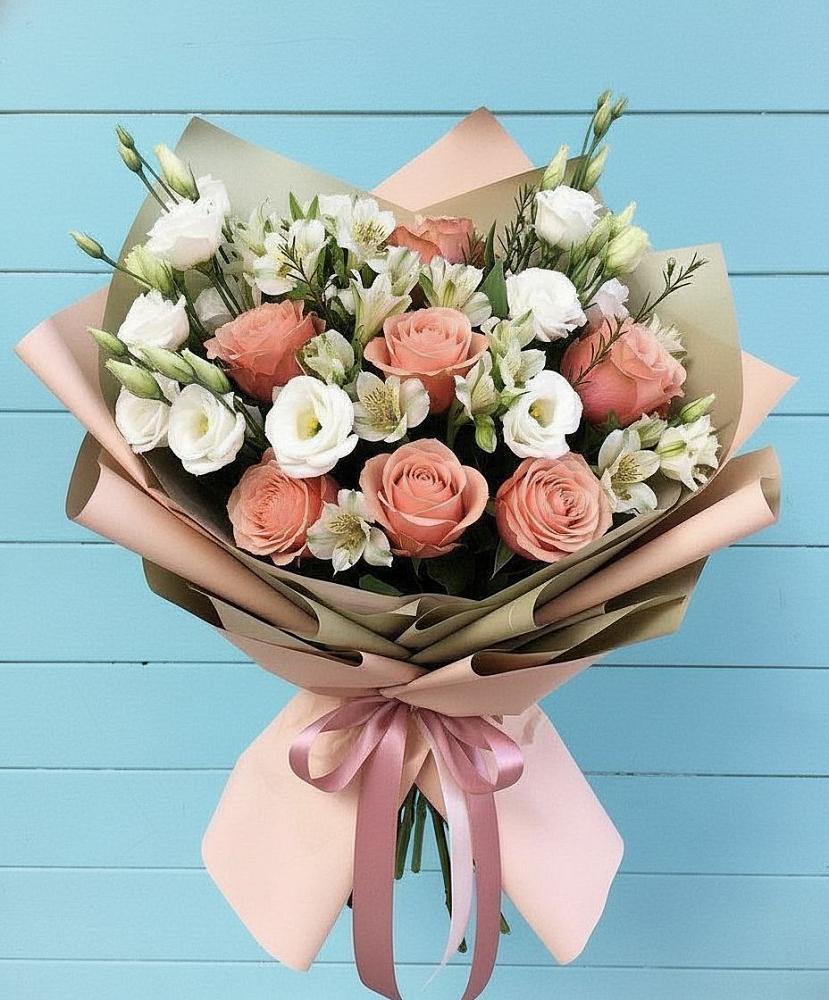 Букет цветов из: Розы, Альстромерии и Лизиантусы в Усть-Лабинске