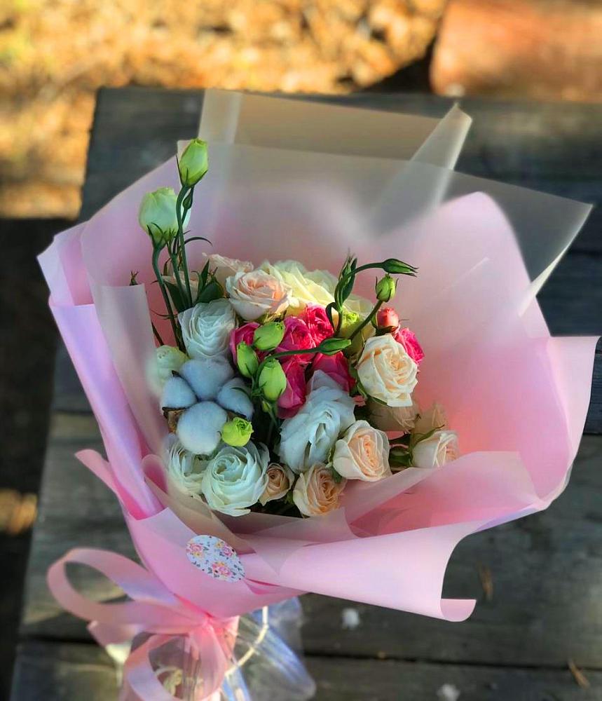 Букет цветов из: Розы и Лизиантусы в Усть-Лабинске