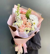 Букет цветов из:  Хризантемы и Розы в Усть-Лабинске