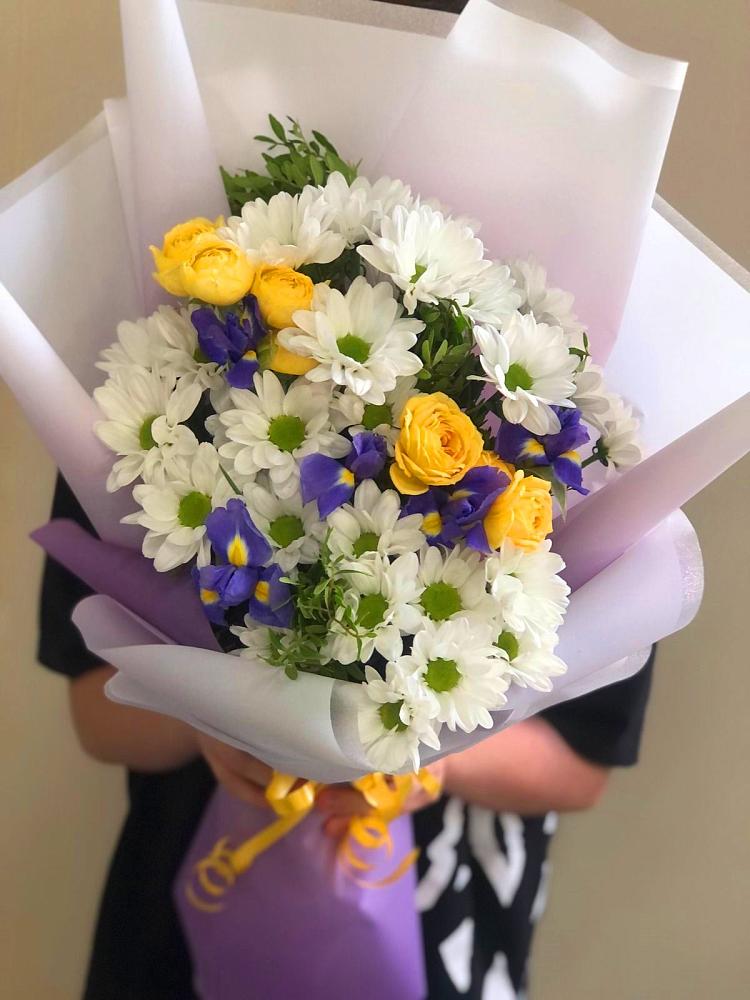 Букет цветов из: Ирисы, Хризантемы и Розы в Усть-Лабинске