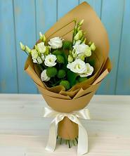 Букет цветов из:  Хризантемы и Лизиантусы в Усть-Лабинске