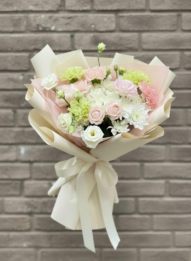 Букет цветов из: Гвоздики, Розы, Лизиантусы и Хризантемы в Усть-Лабинске