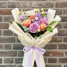 Букет цветов из:  Лизиантусы и Розы в Усть-Лабинске