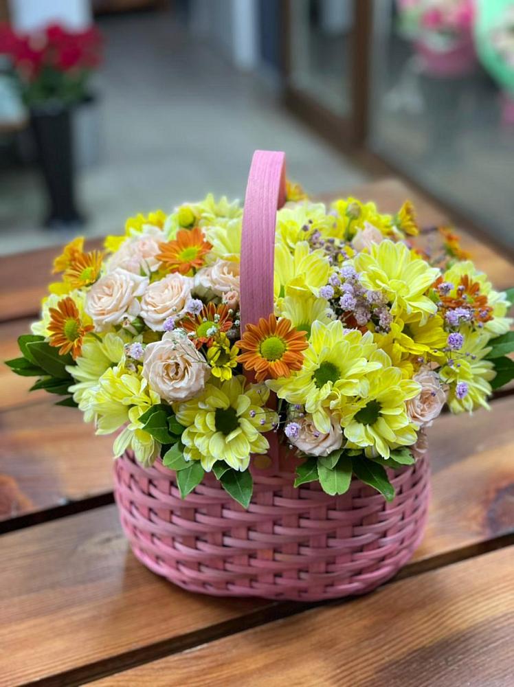 Цветочная композиция из Хризантемы и Розы в корзине в Усть-Лабинске
