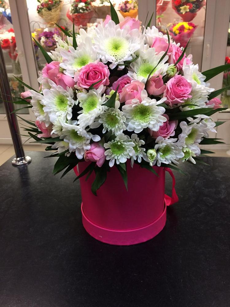 Цветочная композиция из Розы и Хризантемы в шляпной коробке в Усть-Лабинске