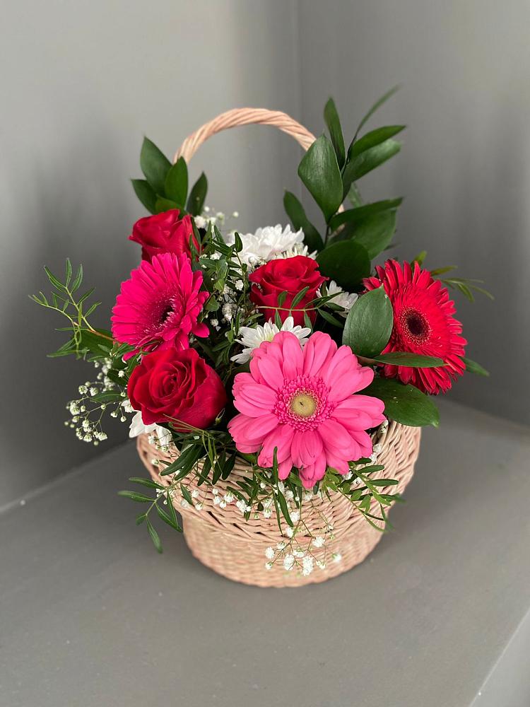 Цветочная композиция из Розы, Хризантемы и Герберы в корзине в Усть-Лабинске