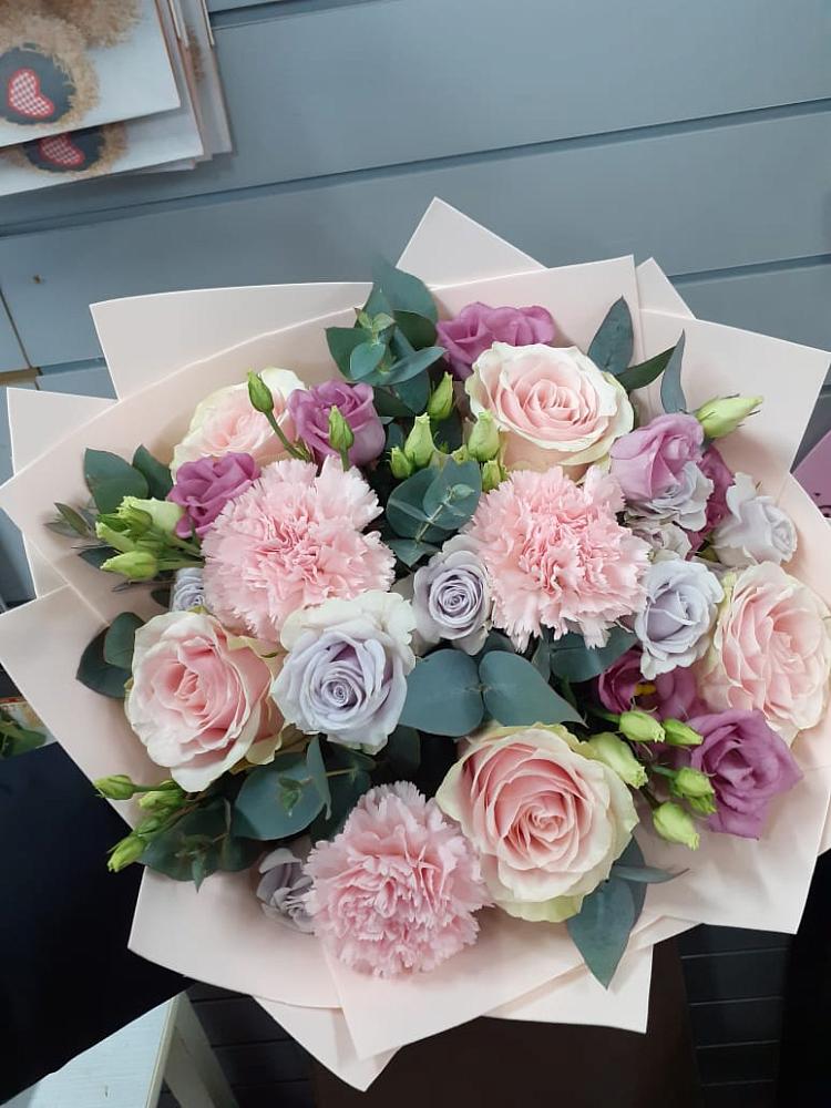 Букет цветов из: Розы, Гвоздики и Лизиантусы в Усть-Лабинске