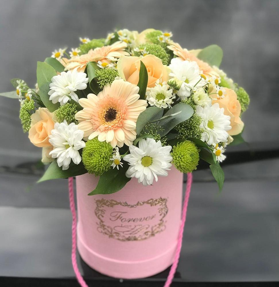 Цветочная композиция из Розы, Герберы и Хризантемы в шляпной коробке в Усть-Лабинске