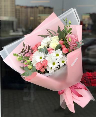 Букет цветов из: Розы, Лизиантусы и Хризантемы в Усть-Лабинске