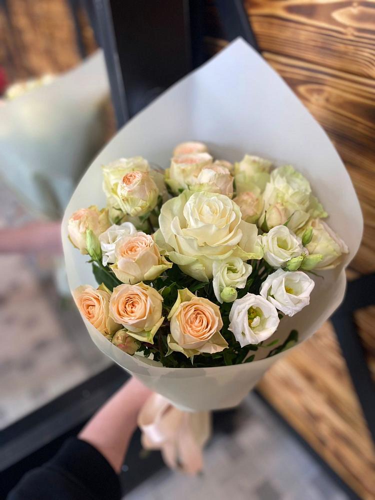 Букет цветов из: Розы и Лизиантусы в Усть-Лабинске