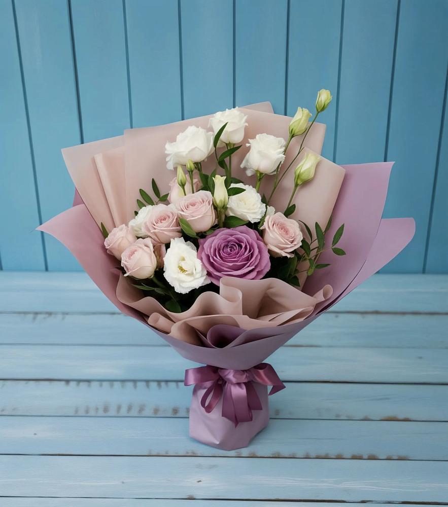 Букет цветов из: Розы и Лизиантусы в Усть-Лабинске